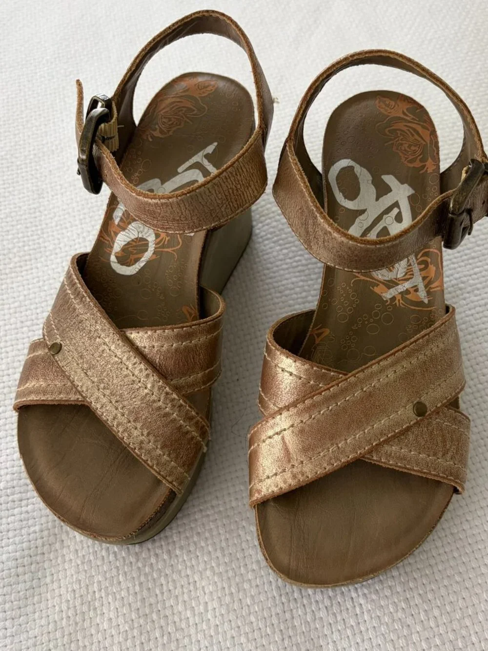 OTBT size 5.5 boho chunky metallic gold platform sandals